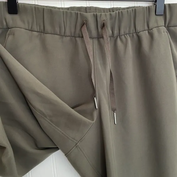 LULULEMON On the Fly Jogger in Dark Olive Size 6 - Image 9
