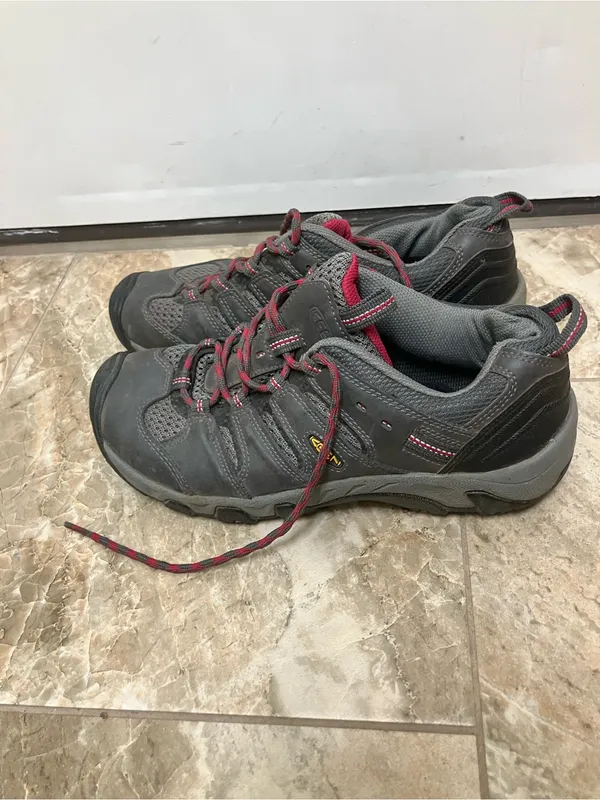 Keen Koven Gray and red hiking shoes - Image 3