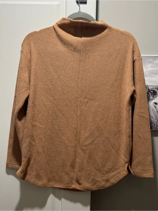 Old navy sweater. - Image 4