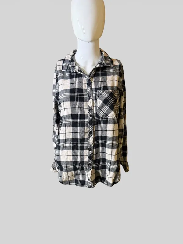 GAP Black and White Plaid Button-Down Shirt - Image 3