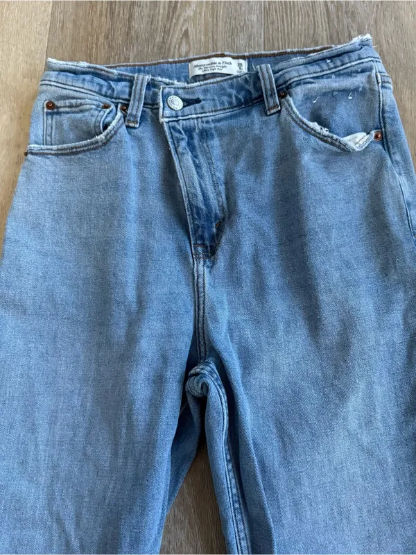 Abercrombie & Fitch 90’s Slim Straight Ultra High Rise Light Blue Jeans - Image 2