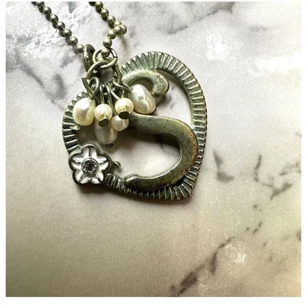 Silver tone freshwater Pearl S monogram heart pendant necklace - Image 5