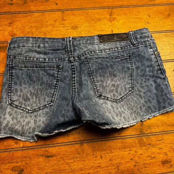 Blue Faith Womens Leopard Print Denim Shorts‎ Blue Medium Wash Cut Offs Size 5/6 - Image 4