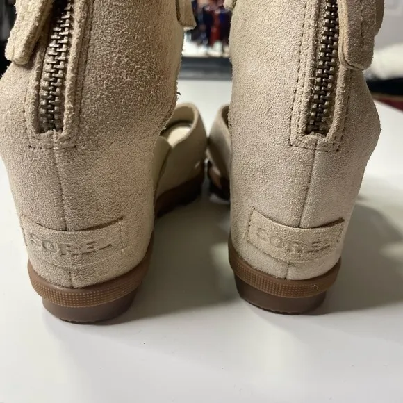 Sorel Women's‎ Beige Suede Wedge Ankle Strap Zip Sandals Size 8.5 - Image 4