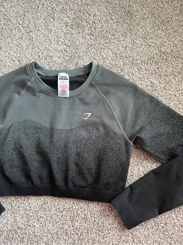 Gymshark Black and Dark Gray Ombre Seamless Crop Sweatshirt - Image 2