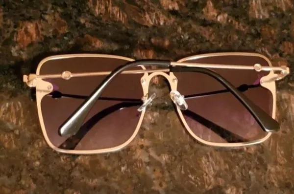Gradient Bee Designed Sunglasses  - Image 3