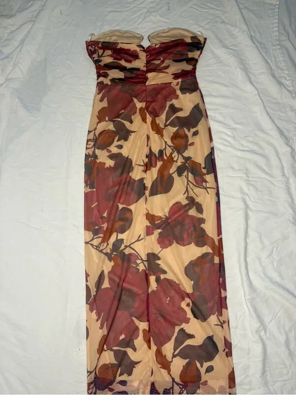 Selfie Leslie Strapless Floral Column Dress in Cream and Wine Tones - Image 7