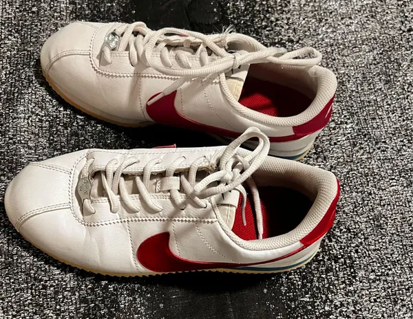 Womens sz8.5 Nike Cortez lowtops - Image 6