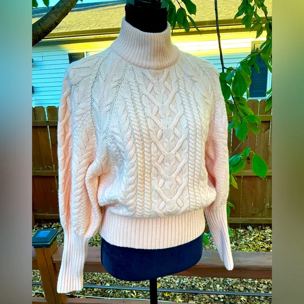 Nice  BCBG MAXAZRIA sweater 🍑🍑 - Image 5