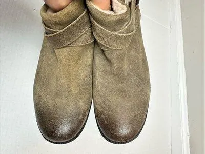 UGG Benson "1095151" Distressed Ankle Boots Buckle Zip Size US 8.5 - Image 2