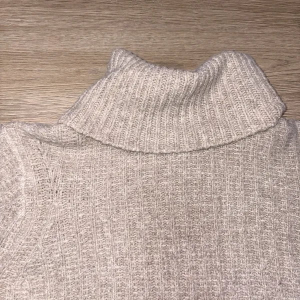 Universal Threads Women Cropped Tan Turtleneck Sweater Size Medium - Image 12