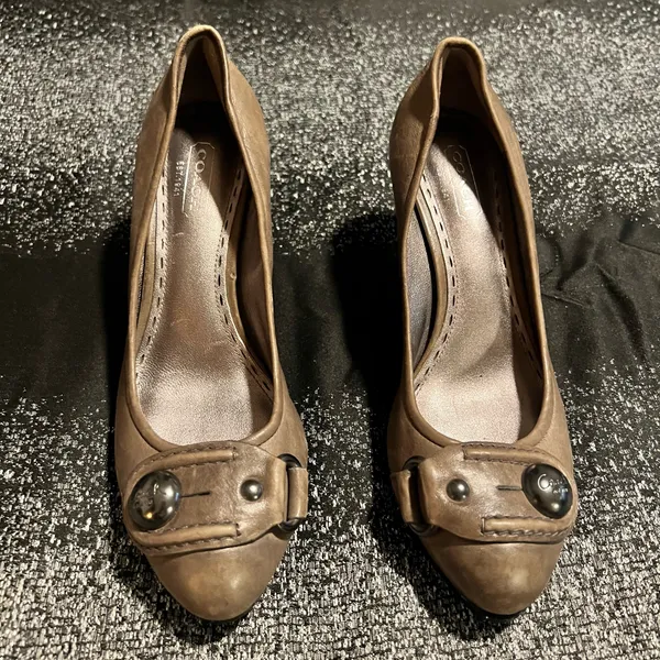 Womens sz6 Coach Darlina Bronze Leather Pumps Heels with Logo Button Detail - Image 4