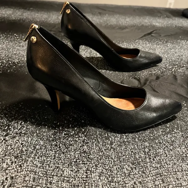 Womens 8. Aldo Black Leather Pointy-Toe Pumps with Gold Heel Zipper - Image 2
