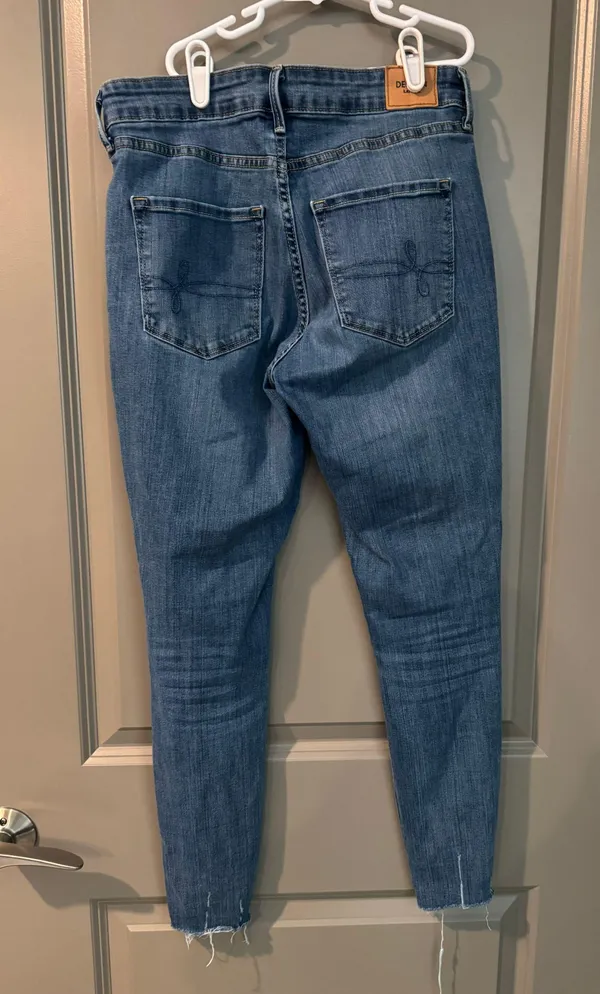 Levi’s Mid Rise Skinny Jean - Image 2