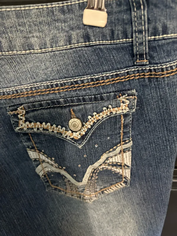 Rue 21 size 13/14 embellished denim jean shorts - Image 8