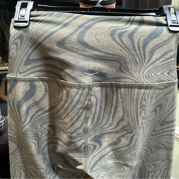 Beyond Yoga Printed Midi Leggings – Size M – Deep Olive Swirl - Image 6