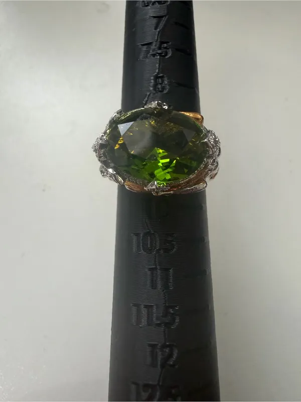 Oval Green Gemstone Cocktail Ring with Decorative Metal Accents - Image 2