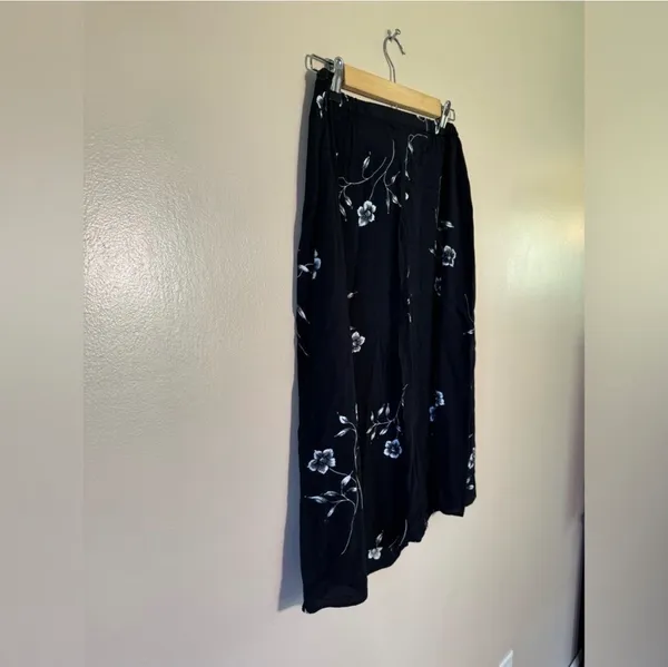 CLEARANCE! Black Vintage Worthington Floral Midi Skirt Size 8P EUC - Image 4