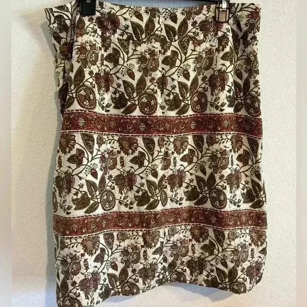 Banana Republic Silk Floral paisley skirt size 12 Feminine Delicate boho hippie - Image 3