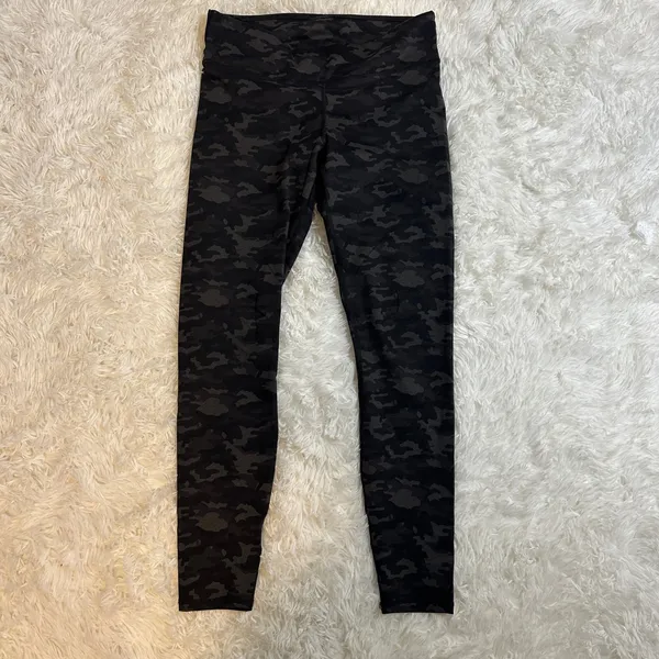 Fabletics Camo Leggings Black Grey Activewear Workout Athleisure Size M - Image 5