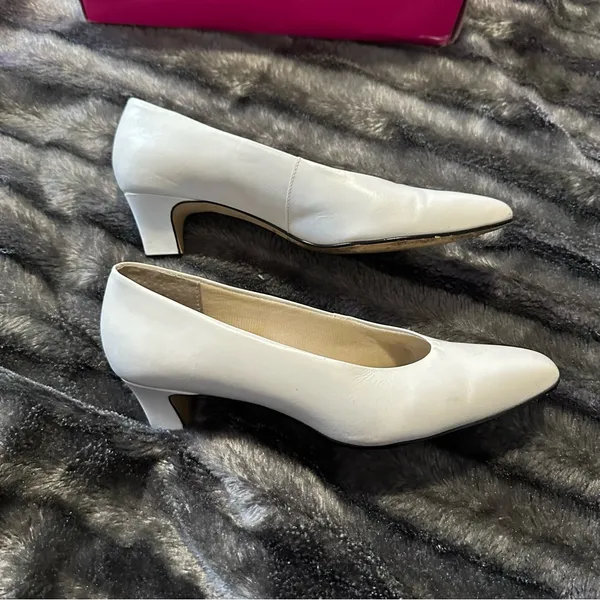 Women's White Kitten Heels Women 6M Westies Classic VTG Point Toe Elegant Prom - Image 4
