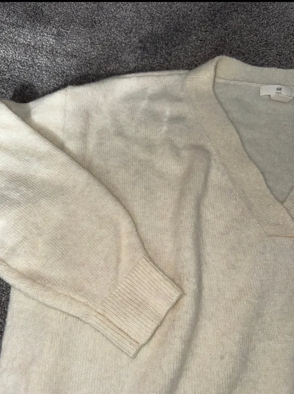 Creme V-Neck Sweater H&M - Image 3
