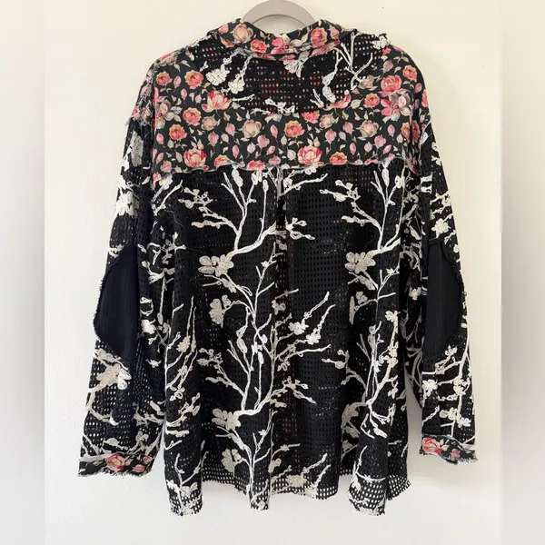 NWT- POL Carly Crochet Patchwork Laser Cut Floral embroidered shirt size large - Image 3