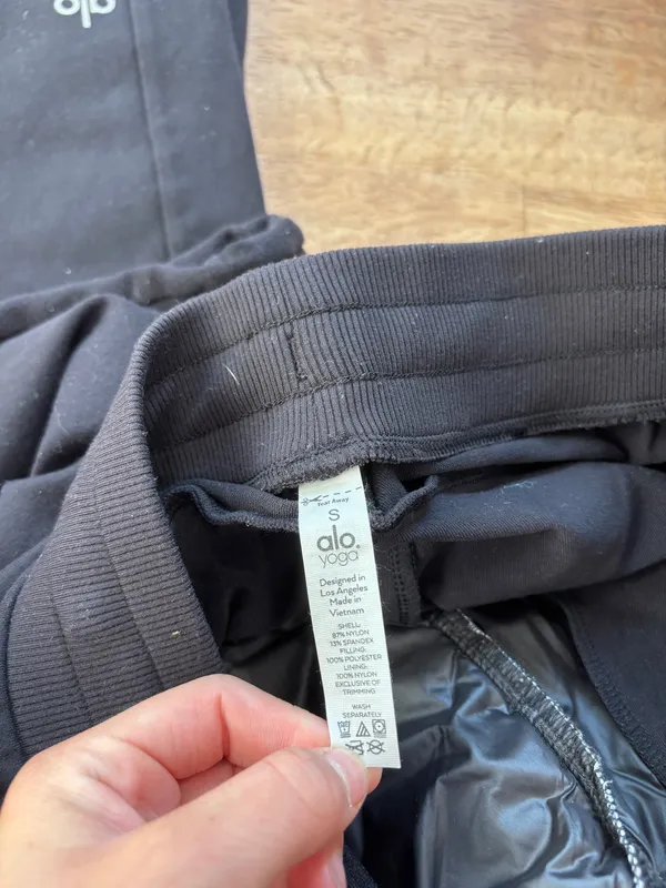 Alo Yoga Joggers Black - Image 3