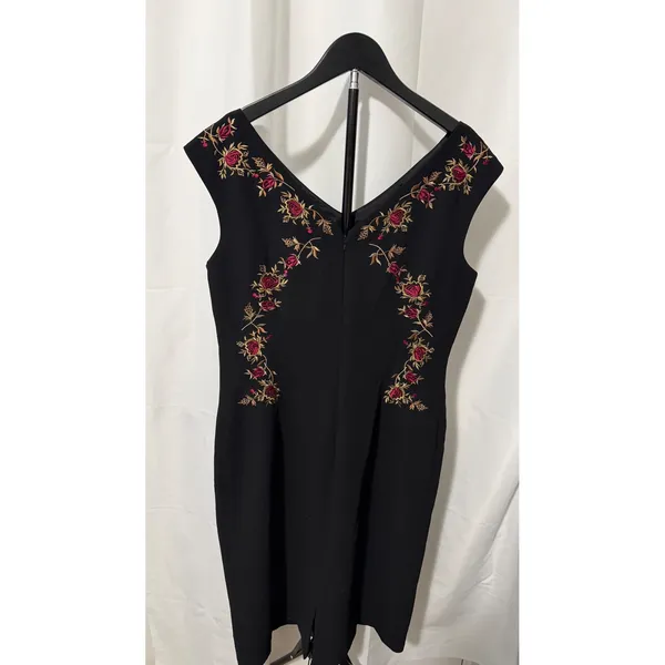 Maggy London Black Floral Embroidered V-Neck Sheath Dress Sleeveless Size 14 - Image 3