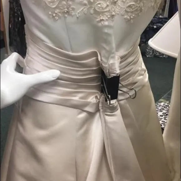 Size 6 Davids Bridal A-line Wedding Gown - Image 4