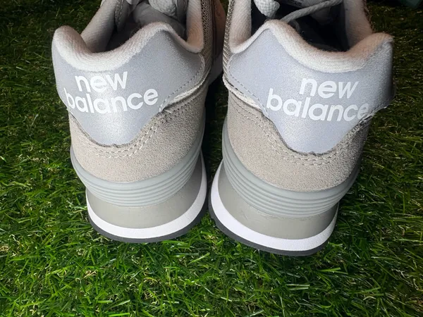 New Balance gorgeous neutral every day sneakers. Women’s size 5 - Image 5