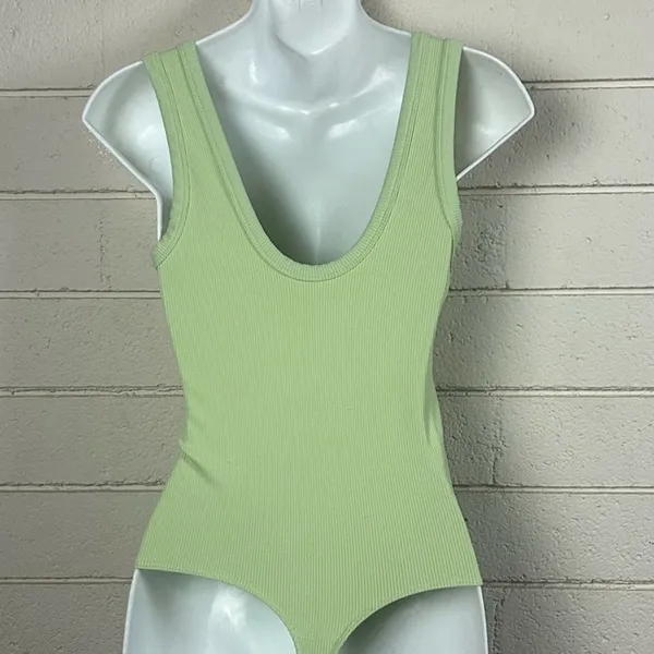 Abercrombie & Fitch pastel lime green ribbed knit sleeveless bodysuit size S - Image 8