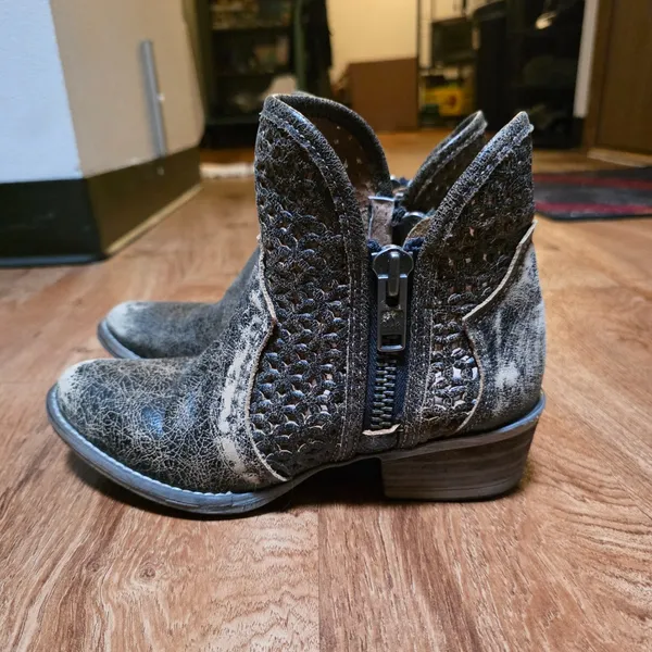 Circle G Corral Brown Distressed Leather Ankle Booties - Image 4