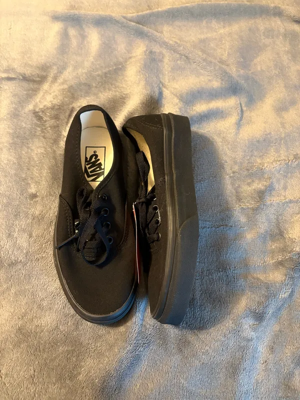 Unisex Vans Black Low-Top Canvas Sneakers Women’s Size 6 or Men’s Size 4.5 - Image 3