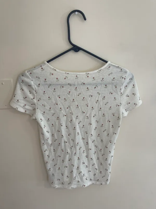 American Eagle Floral V Neck Top - Image 3