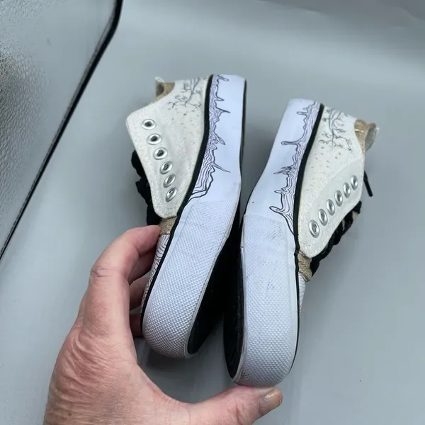 New without tags Twisted step into and out of tennis shoe size 6 - Image 3