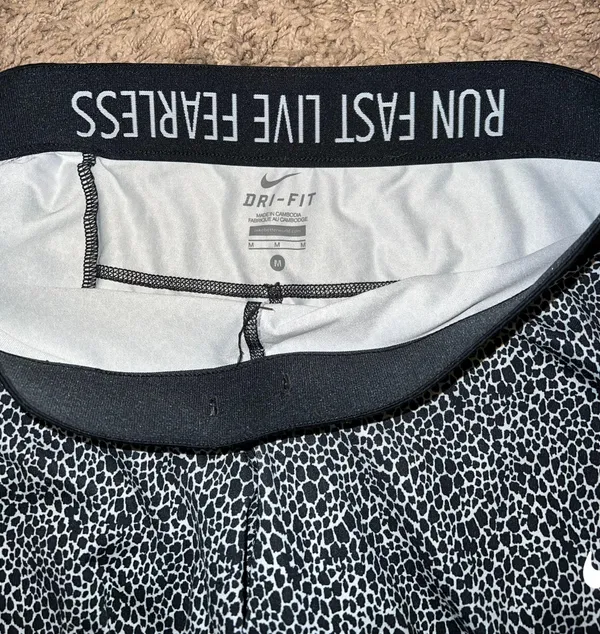 Nike Capri Leggings - Image 3
