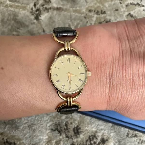 Women’s GUCCI lovely wrist watch❤️💛🖤 - Image 13