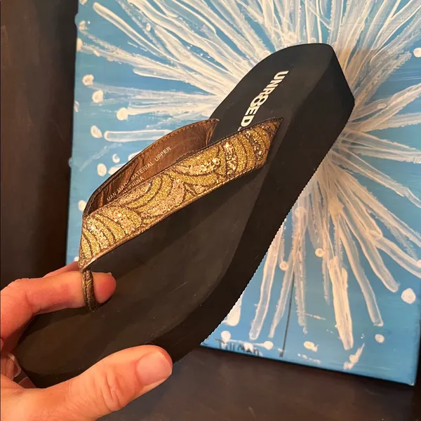 Unr8ed Serena Sparkly Gold Flip Flops Size 7 - Image 2