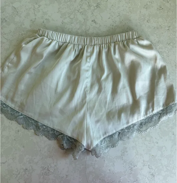 White Lace Shorts Forever 21 - Image 4