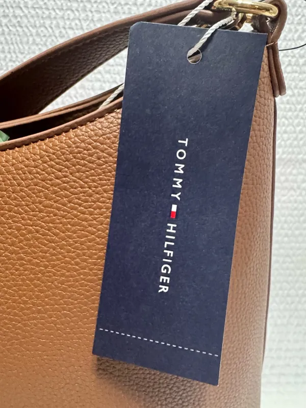 Tommy Hilfiger Women's Brown Leather Shoulder Bag with Gold Logo Accent - Image 7