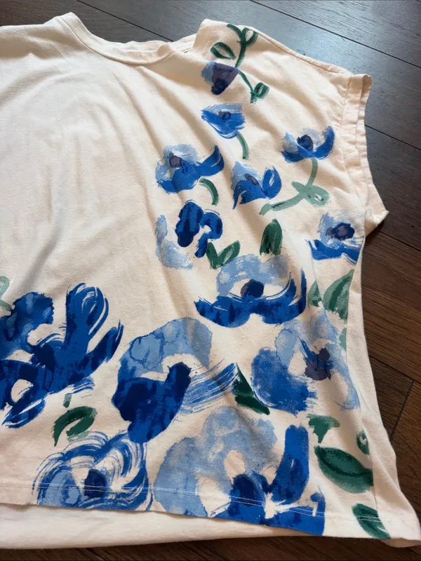 Anthropologie White Tee with Blue Floral Brushstroke Print Size Medium - C4-118 - Image 3