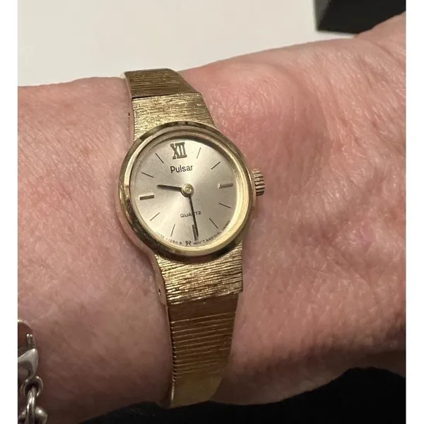 Vintage Gold Tone Ladies Pulsar Round Dainty Thin Watch Minimalist Elegant Chic - Image 2
