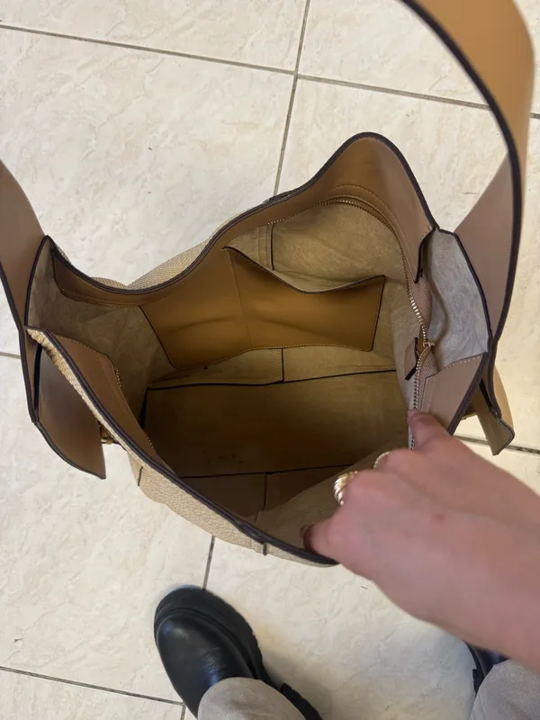 Dolce Vita tan and cream leather hobo bag with gold details - Image 7