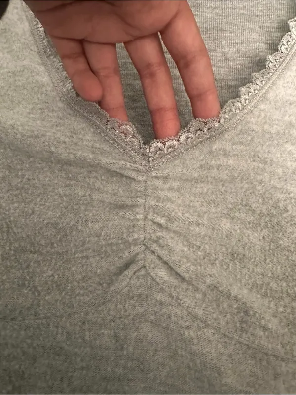 Women’s Light Gray Long Sleeve V-Neck Top Size Medium 0203 - Image 3