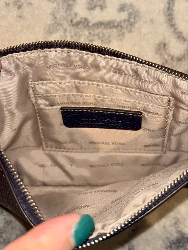 MICHAEL KORS Jet Set Navy Leather Lg Zip Clutch Wristlet W/O Strap. Leather is in great condition. Easily fits inside a tote. - Image 3