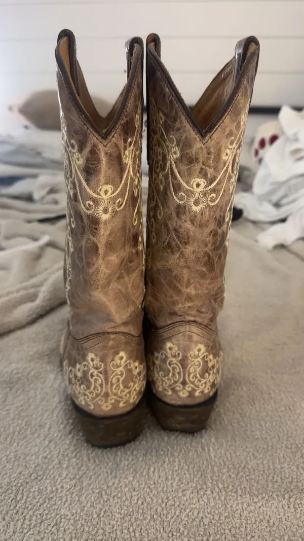 Justin Boots boots from boot barn. brand corral teens. size 5.5-6 fits big. - Image 2