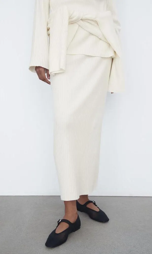 NWT White BRUSHED RIBBED PENCIL SKIRT. Size Medium - Image 5