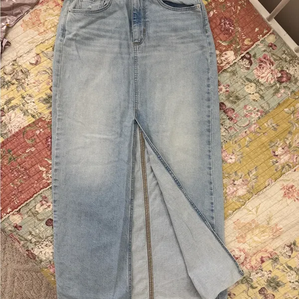 Universal Threads Light Wash Denim Jeans - Image 3