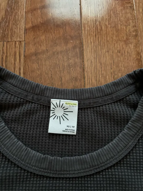 NWOT OFFLINE By Aerie Wow! Waffle Scoop T-Shirt dark grey XS - Image 2